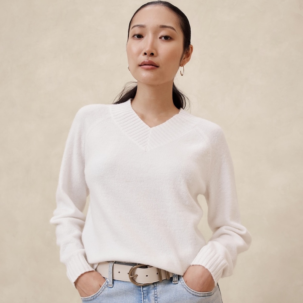 BANANA REPUBLIC NWT XL Alpaca Blend Ultra Soft Cozy V-Neck Sweater • Ivory Cream
